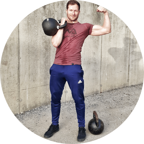 Ganzkörper Bild von Coach Gerald Freidorfer mit Kettlebell