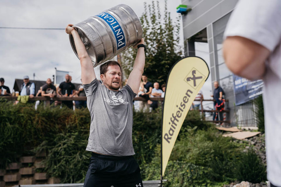 Bierfass über Kopf drücken bei Hobbystrongman