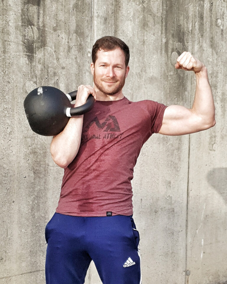Ganzkörper Bild von Coach Gerald Freidorfer mit Kettlebell