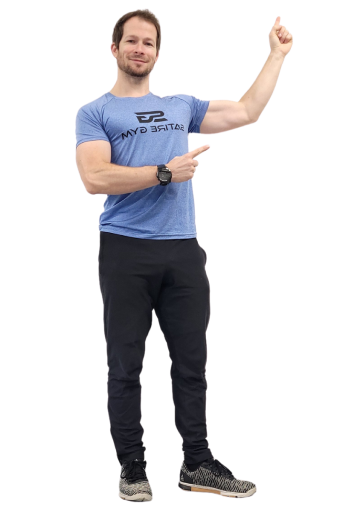 Trainer steht da und zeigt etwas