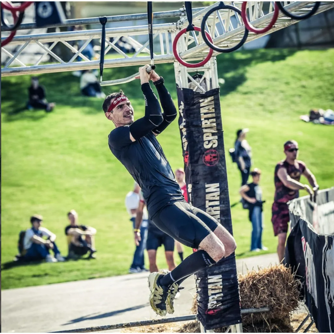 Kunde Mario an der Monkey Bar beim Training